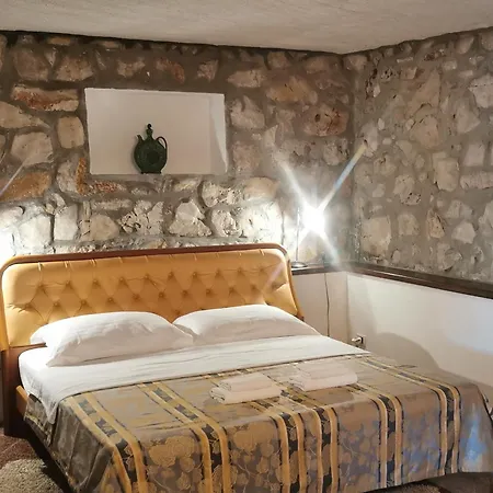 Апартаменти House Bellavista With Hot Pool Трогір